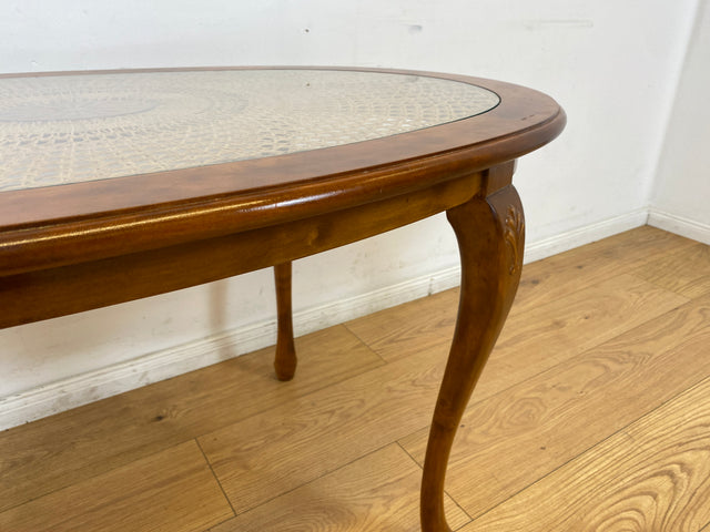 WMK I Edler handverzierter ovaler 60er Jahre Chippendale Couchtisch mit Glasplatte und Wiener Sonnengeflecht