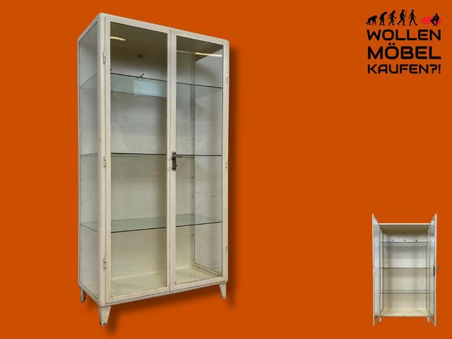 WMK I Stilvoller weißer 40er Jahre Medizinschrank aus Eisen I Vitrine Glasvitrine Apotheker Arzt Schrank Highboard Spind Display Industrial Design Metall Vintage Mid-Century I Berlin Hannover München