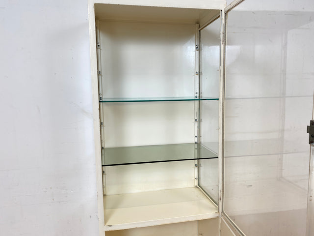WMK I Stilvoller weißer 40er Jahre Medizinschrank aus Eisen