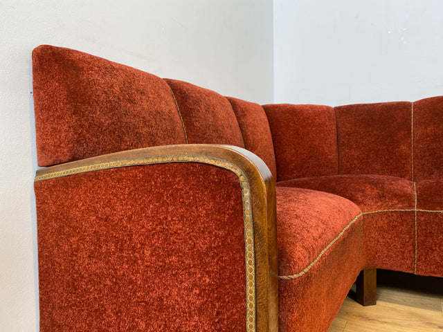WMK I Schönes und gemütliches rotes 30er Jahre Art Deco Ecksofa mit Holzlehnen und intaktem Federkern