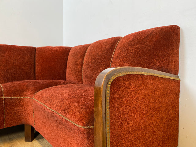 WMK I Schönes und gemütliches rotes 30er Jahre Art Deco Ecksofa mit Holzlehnen und intaktem Federkern