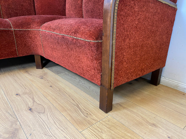 WMK I Schönes und gemütliches rotes 30er Jahre Art Deco Ecksofa mit Holzlehnen und intaktem Federkern
