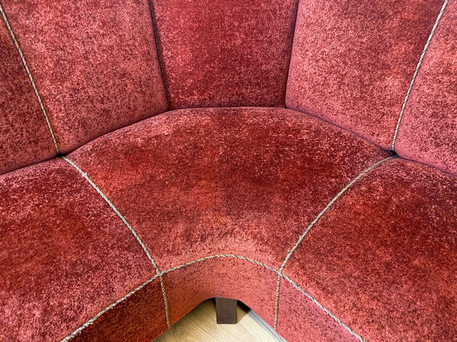 WMK I Schönes und gemütliches rotes 30er Jahre Art Deco Ecksofa mit Holzlehnen und intaktem Federkern
