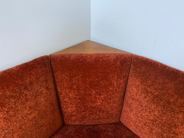 WMK I Schönes und gemütliches rotes 30er Jahre Art Deco Ecksofa mit Holzlehnen und intaktem Federkern