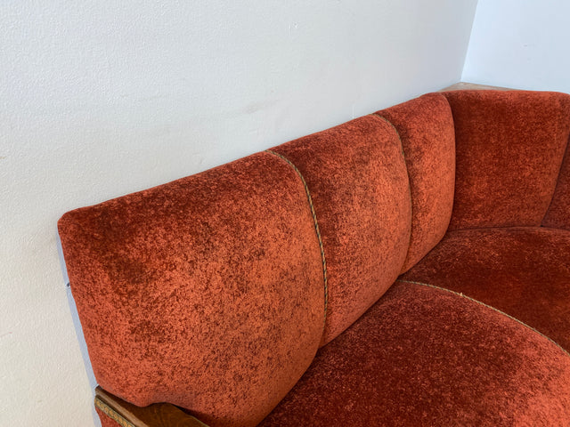 WMK I Schönes und gemütliches rotes 30er Jahre Art Deco Ecksofa mit Holzlehnen und intaktem Federkern