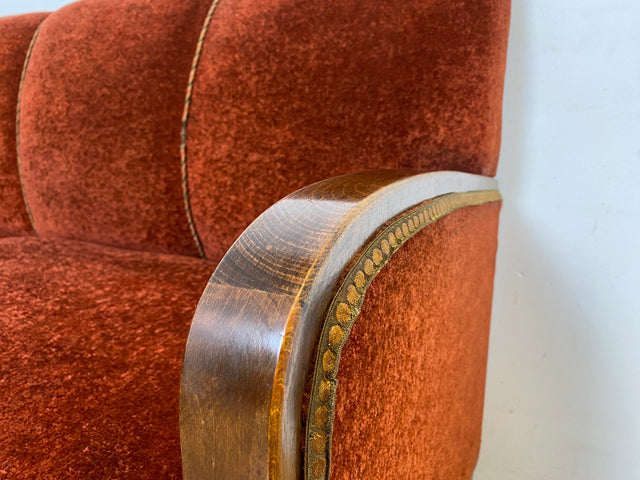 WMK I Schönes und gemütliches rotes 30er Jahre Art Deco Ecksofa mit Holzlehnen und intaktem Federkern