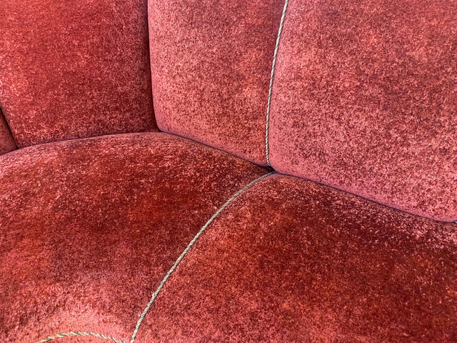 WMK I Schönes und gemütliches rotes 30er Jahre Art Deco Ecksofa mit Holzlehnen und intaktem Federkern