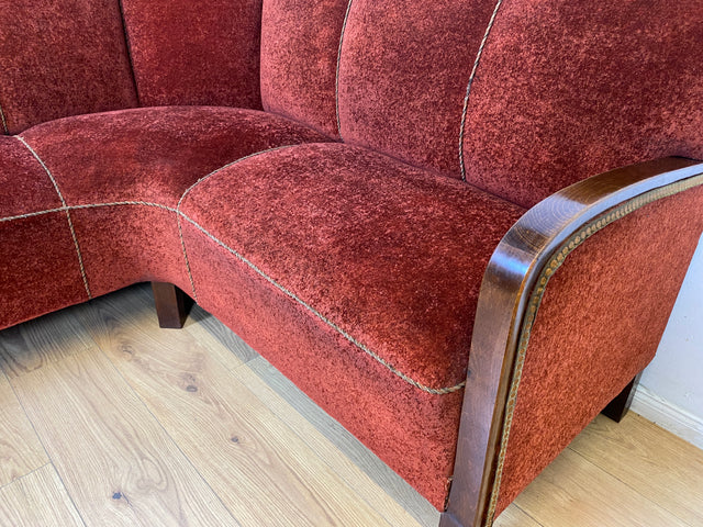 WMK I Schönes und gemütliches rotes 30er Jahre Art Deco Ecksofa mit Holzlehnen und intaktem Federkern