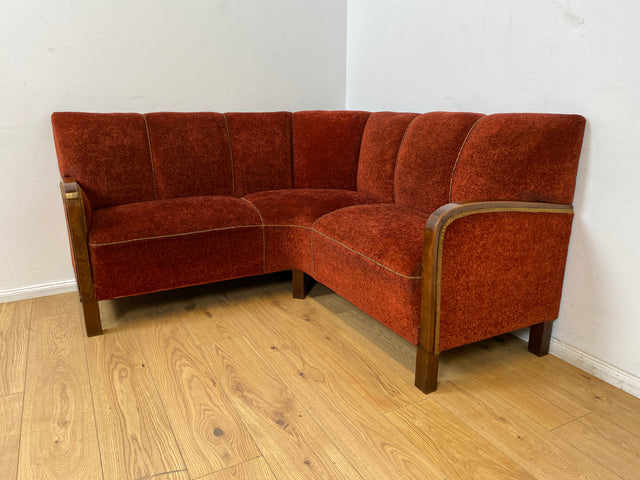 WMK I Schönes und gemütliches rotes 30er Jahre Art Deco Ecksofa mit Holzlehnen und intaktem Federkern