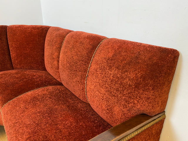 WMK I Schönes und gemütliches rotes 30er Jahre Art Deco Ecksofa mit Holzlehnen und intaktem Federkern