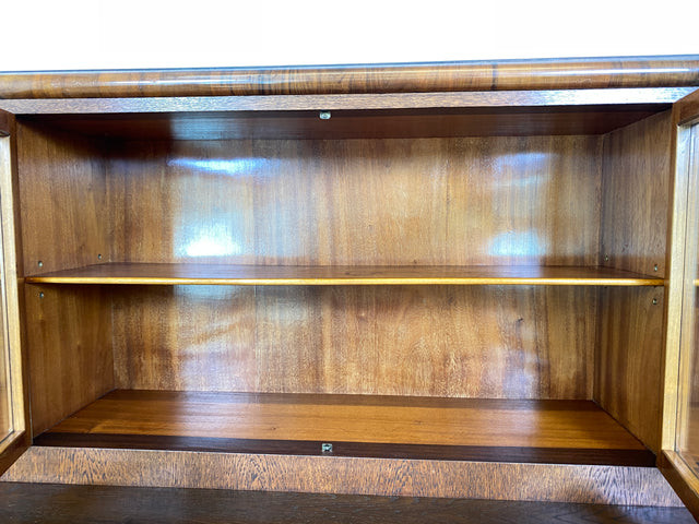 WMK # Imposante antike Anrichte aus vollem Holz in Nussbaum mit Aufsatz Vitrine und Schubladen # Büfett Buffet Küchenanrichte Geschirrschrank Küchenschrank Küchenbuffet Art Deco Vintage Berlin München
