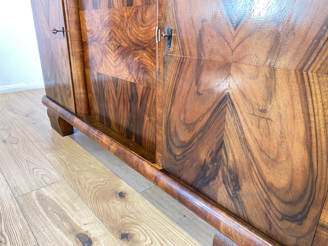 WMK # Imposante antike Anrichte aus vollem Holz in Nussbaum mit Aufsatz Vitrine und Schubladen # Büfett Buffet Küchenanrichte Geschirrschrank Küchenschrank Küchenbuffet Art Deco Vintage Berlin München