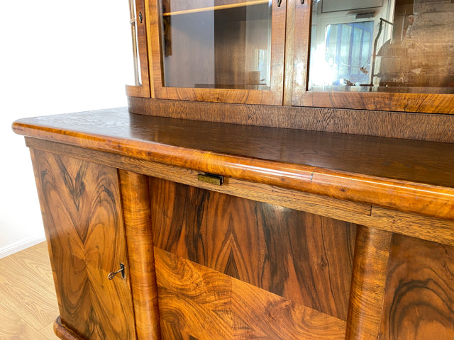 WMK # Imposante antike Anrichte aus vollem Holz in Nussbaum mit Aufsatz Vitrine und Schubladen # Büfett Buffet Küchenanrichte Geschirrschrank Küchenschrank Küchenbuffet Art Deco Vintage Berlin München