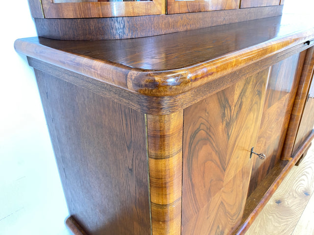 WMK # Imposante antike Anrichte aus vollem Holz in Nussbaum mit Aufsatz Vitrine und Schubladen # Büfett Buffet Küchenanrichte Geschirrschrank Küchenschrank Küchenbuffet Art Deco Vintage Berlin München