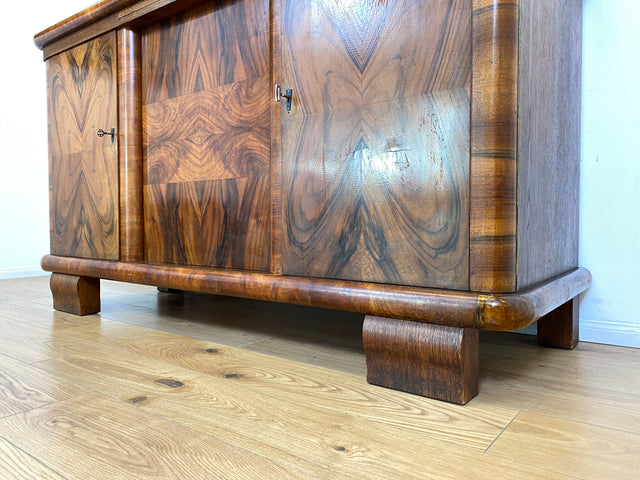 WMK # Imposante antike Anrichte aus vollem Holz in Nussbaum mit Aufsatz Vitrine und Schubladen # Büfett Buffet Küchenanrichte Geschirrschrank Küchenschrank Küchenbuffet Art Deco Vintage Berlin München