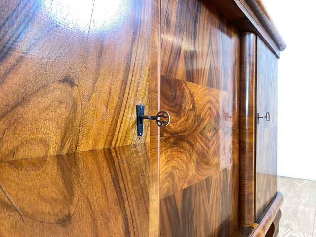 WMK # Imposante antike Anrichte aus vollem Holz in Nussbaum mit Aufsatz Vitrine und Schubladen # Büfett Buffet Küchenanrichte Geschirrschrank Küchenschrank Küchenbuffet Art Deco Vintage Berlin München