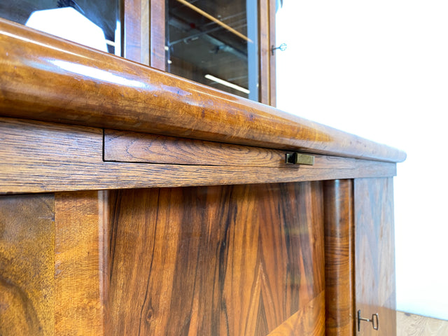WMK # Imposante antike Anrichte aus vollem Holz in Nussbaum mit Aufsatz Vitrine und Schubladen # Büfett Buffet Küchenanrichte Geschirrschrank Küchenschrank Küchenbuffet Art Deco Vintage Berlin München