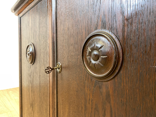 WMK I Wunderschöne kleine antike Anrichte aus vollem Holz mit handverziertem Aufsatz I Schrank Kommode Sideboard Büfett Buffet Kredenz Gründerzeit Jugendstil Vintage Berlin Brandenburg Regensburg