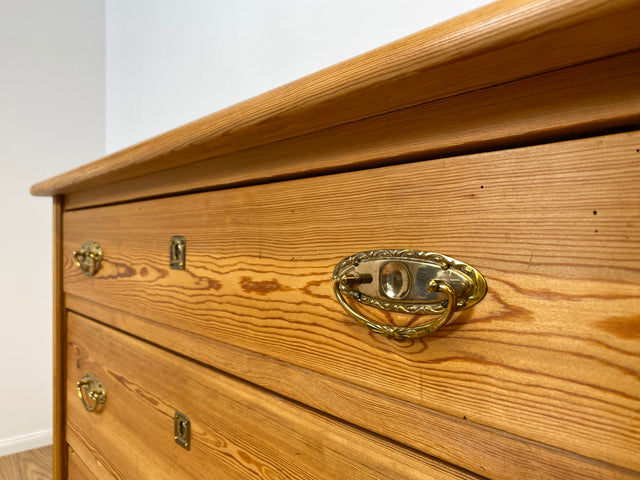 WMK # Imposante antike Kommode aus vollem Holz mit Schubladen und Messinggriffen, um 1880 # Schrank Schubladenkommode Wäschekommode Wickelkommode Biedermeier Weichholzkommode Vintage Dresden München