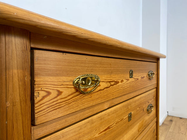 WMK # Imposante antike Kommode aus vollem Holz mit Schubladen und Messinggriffen, um 1880 # Schrank Schubladenkommode Wäschekommode Wickelkommode Biedermeier Weichholzkommode Vintage Dresden München
