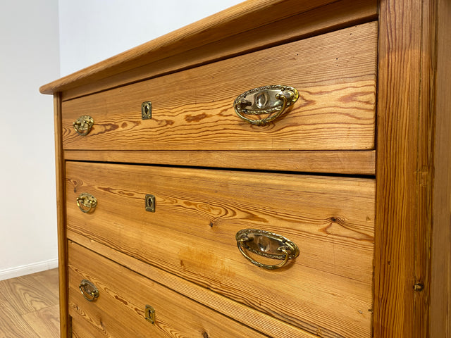 WMK # Imposante antike Kommode aus vollem Holz mit Schubladen und Messinggriffen, um 1880 # Schrank Schubladenkommode Wäschekommode Wickelkommode Biedermeier Weichholzkommode Vintage Dresden München