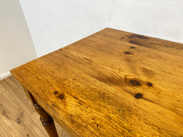 WMK I Wunderschöner kleiner antiker Esstisch aus vollem Holz mit gedrechselten Säulenfüßen und Schublade I Tisch Holztisch Küchentisch Dining Table Weichholz Biedermeier Vintage I Berlin Hamburg Köln