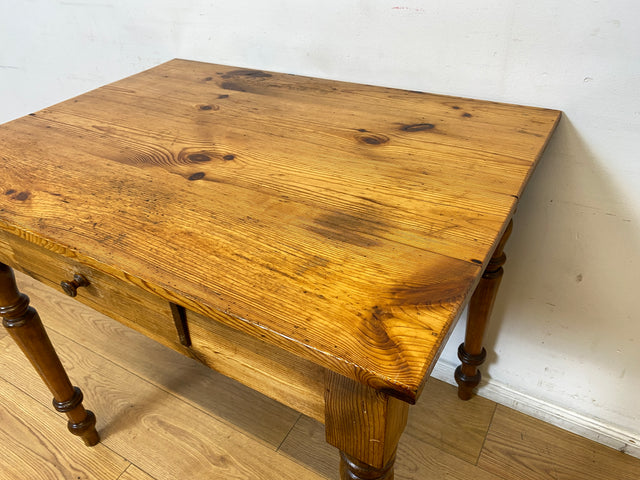 WMK I Wunderschöner kleiner antiker Esstisch aus vollem Holz mit gedrechselten Säulenfüßen und Schublade I Tisch Holztisch Küchentisch Dining Table Weichholz Biedermeier Vintage I Berlin Hamburg Köln