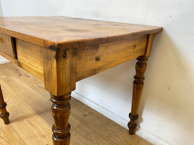 WMK I Wunderschöner kleiner antiker Esstisch aus vollem Holz mit gedrechselten Säulenfüßen und Schublade I Tisch Holztisch Küchentisch Dining Table Weichholz Biedermeier Vintage I Berlin Hamburg Köln