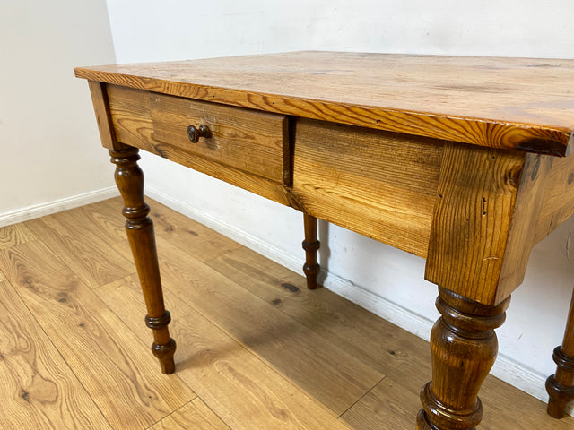 WMK I Wunderschöner kleiner antiker Esstisch aus vollem Holz mit gedrechselten Säulenfüßen und Schublade I Tisch Holztisch Küchentisch Dining Table Weichholz Biedermeier Vintage I Berlin Hamburg Köln