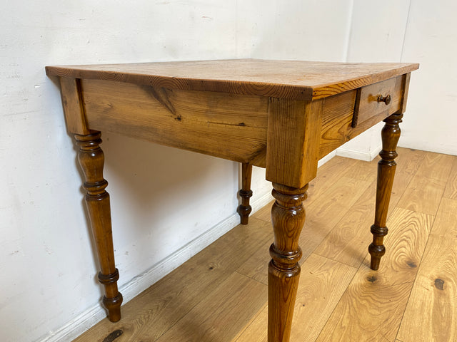 WMK I Wunderschöner kleiner antiker Esstisch aus vollem Holz mit gedrechselten Säulenfüßen und Schublade I Tisch Holztisch Küchentisch Dining Table Weichholz Biedermeier Vintage I Berlin Hamburg Köln