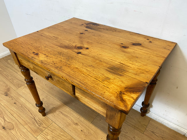 WMK I Wunderschöner kleiner antiker Esstisch aus vollem Holz mit gedrechselten Säulenfüßen und Schublade I Tisch Holztisch Küchentisch Dining Table Weichholz Biedermeier Vintage I Berlin Hamburg Köln