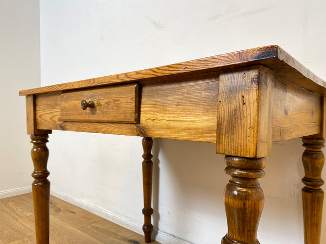 WMK I Wunderschöner kleiner antiker Esstisch aus vollem Holz mit gedrechselten Säulenfüßen und Schublade I Tisch Holztisch Küchentisch Dining Table Weichholz Biedermeier Vintage I Berlin Hamburg Köln