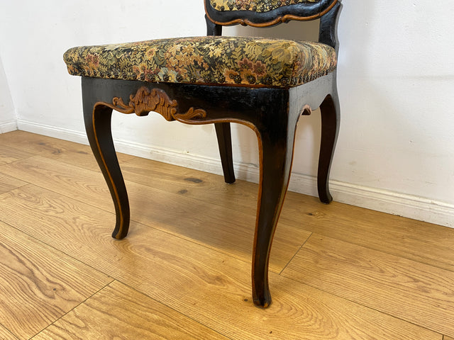 WMK I Wunderschöner, bequemer und gut erhaltener antiker Esszimmerstuhl mit floralem Bezug und schwarzem handverziertem Holzrahmen I Stuhl Holzstuhl Küchenstuhl Chair Jugendstil Vintage Berlin Dresden