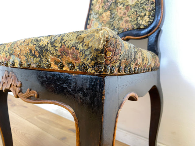 WMK I Wunderschöner, bequemer und gut erhaltener antiker Esszimmerstuhl mit floralem Bezug und schwarzem handverziertem Holzrahmen I Stuhl Holzstuhl Küchenstuhl Chair Jugendstil Vintage Berlin Dresden