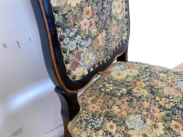 WMK I Wunderschöner, bequemer und gut erhaltener antiker Esszimmerstuhl mit floralem Bezug und schwarzem handverziertem Holzrahmen I Stuhl Holzstuhl Küchenstuhl Chair Jugendstil Vintage Berlin Dresden