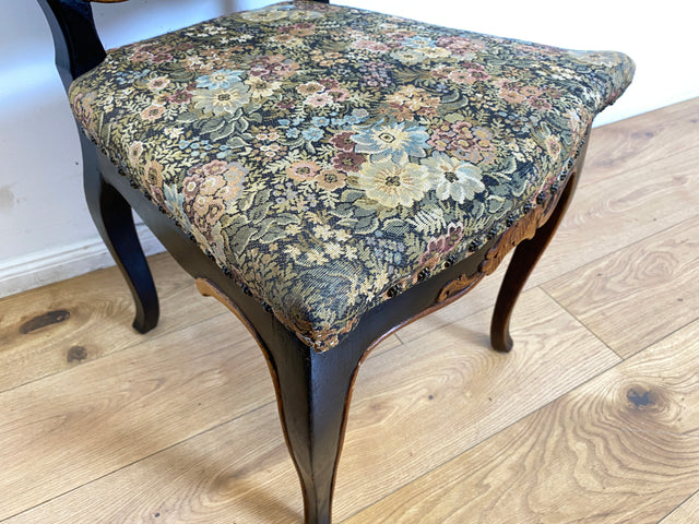 WMK I Wunderschöner, bequemer und gut erhaltener antiker Esszimmerstuhl mit floralem Bezug und schwarzem handverziertem Holzrahmen I Stuhl Holzstuhl Küchenstuhl Chair Jugendstil Vintage Berlin Dresden