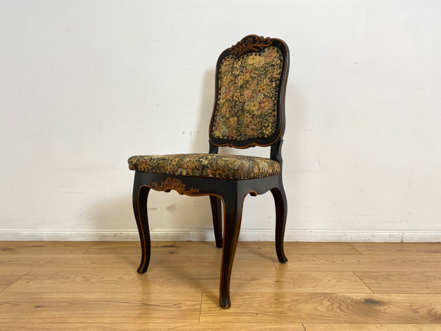 WMK I Wunderschöner, bequemer und gut erhaltener antiker Esszimmerstuhl mit floralem Bezug und schwarzem handverziertem Holzrahmen I Stuhl Holzstuhl Küchenstuhl Chair Jugendstil Vintage Berlin Dresden