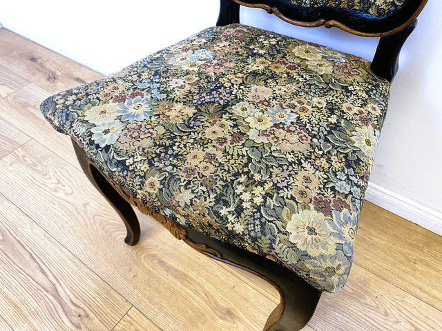 WMK I Wunderschöner, bequemer und gut erhaltener antiker Esszimmerstuhl mit floralem Bezug und schwarzem handverziertem Holzrahmen I Stuhl Holzstuhl Küchenstuhl Chair Jugendstil Vintage Berlin Dresden