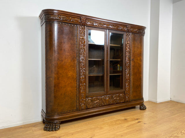 WMK I Imposanter, reichverzierter antiker Herrenschrank aus vollem Holz mit Glastüren I Schrank Vitrine Bücher Regal Highboard Gründerzeit Jugendstil Historismus Barock Vintage Berlin Dresden Bayern