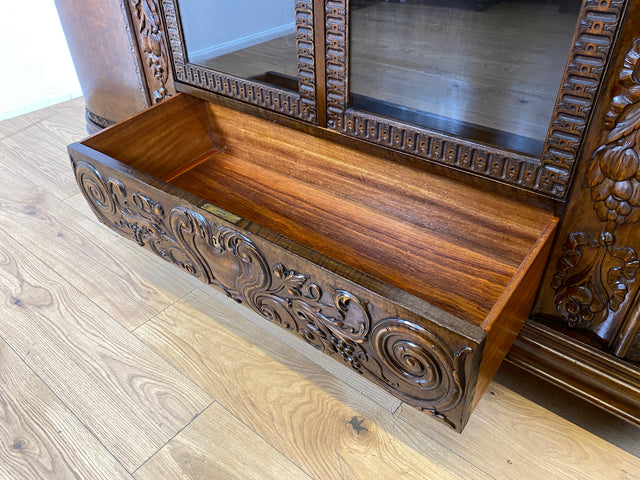 WMK I Imposanter, reichverzierter antiker Herrenschrank aus vollem Holz mit Glastüren I Schrank Vitrine Bücher Regal Highboard Gründerzeit Jugendstil Historismus Barock Vintage Berlin Dresden Bayern