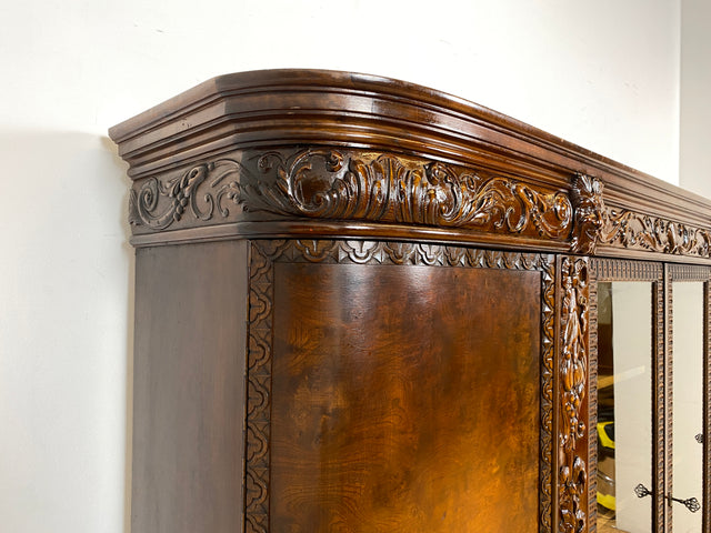 WMK I Imposanter, reichverzierter antiker Herrenschrank aus vollem Holz mit Glastüren I Schrank Vitrine Bücher Regal Highboard Gründerzeit Jugendstil Historismus Barock Vintage Berlin Dresden Bayern