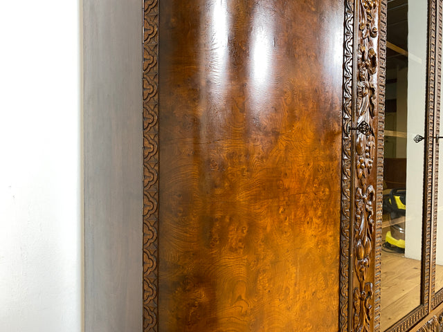 WMK I Imposanter, reichverzierter antiker Herrenschrank aus vollem Holz mit Glastüren I Schrank Vitrine Bücher Regal Highboard Gründerzeit Jugendstil Historismus Barock Vintage Berlin Dresden Bayern