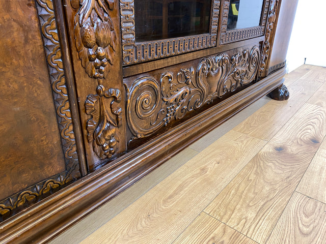 WMK I Imposanter, reichverzierter antiker Herrenschrank aus vollem Holz mit Glastüren I Schrank Vitrine Bücher Regal Highboard Gründerzeit Jugendstil Historismus Barock Vintage Berlin Dresden Bayern