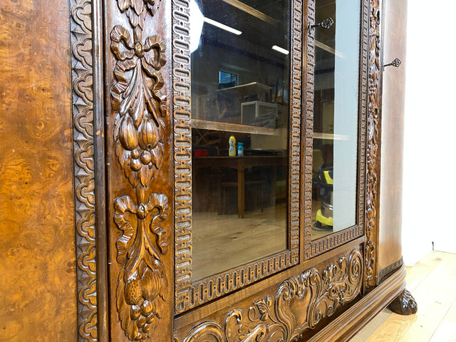 WMK I Imposanter, reichverzierter antiker Herrenschrank aus vollem Holz mit Glastüren I Schrank Vitrine Bücher Regal Highboard Gründerzeit Jugendstil Historismus Barock Vintage Berlin Dresden Bayern