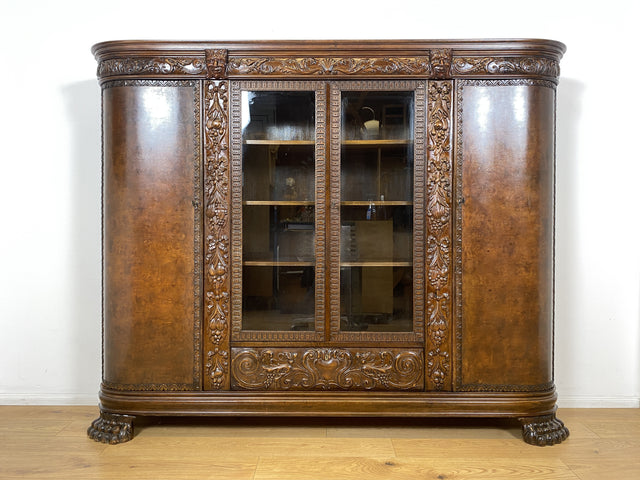 WMK I Imposanter, reichverzierter antiker Herrenschrank aus vollem Holz mit Glastüren I Schrank Vitrine Bücher Regal Highboard Gründerzeit Jugendstil Historismus Barock Vintage Berlin Dresden Bayern
