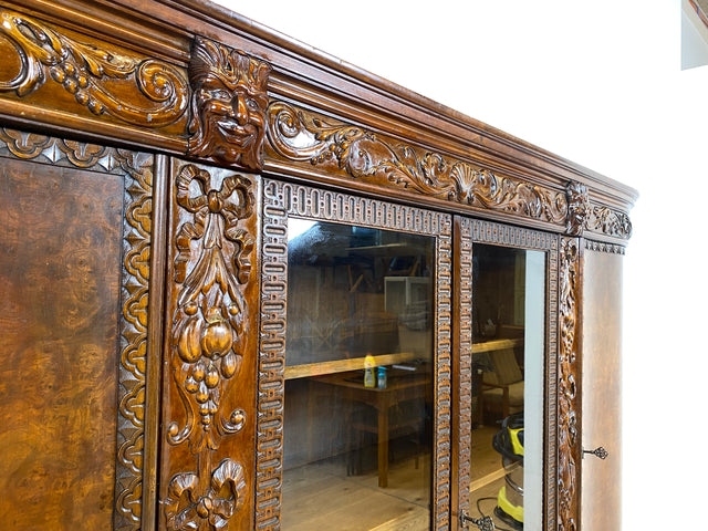 WMK I Imposanter, reichverzierter antiker Herrenschrank aus vollem Holz mit Glastüren I Schrank Vitrine Bücher Regal Highboard Gründerzeit Jugendstil Historismus Barock Vintage Berlin Dresden Bayern