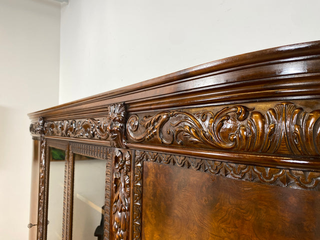 WMK I Imposanter, reichverzierter antiker Herrenschrank aus vollem Holz mit Glastüren I Schrank Vitrine Bücher Regal Highboard Gründerzeit Jugendstil Historismus Barock Vintage Berlin Dresden Bayern
