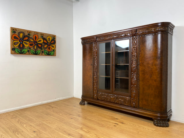 WMK I Imposanter, reichverzierter antiker Herrenschrank aus vollem Holz mit Glastüren I Schrank Vitrine Bücher Regal Highboard Gründerzeit Jugendstil Historismus Barock Vintage Berlin Dresden Bayern