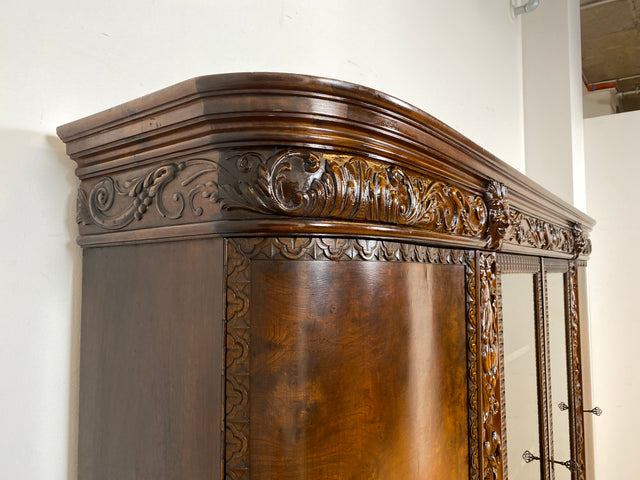 WMK I Imposanter, reichverzierter antiker Herrenschrank aus vollem Holz mit Glastüren I Schrank Vitrine Bücher Regal Highboard Gründerzeit Jugendstil Historismus Barock Vintage Berlin Dresden Bayern