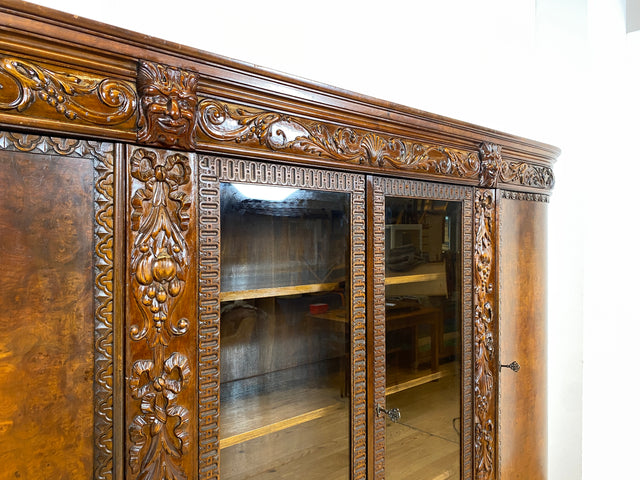 WMK I Imposanter, reichverzierter antiker Herrenschrank aus vollem Holz mit Glastüren I Schrank Vitrine Bücher Regal Highboard Gründerzeit Jugendstil Historismus Barock Vintage Berlin Dresden Bayern